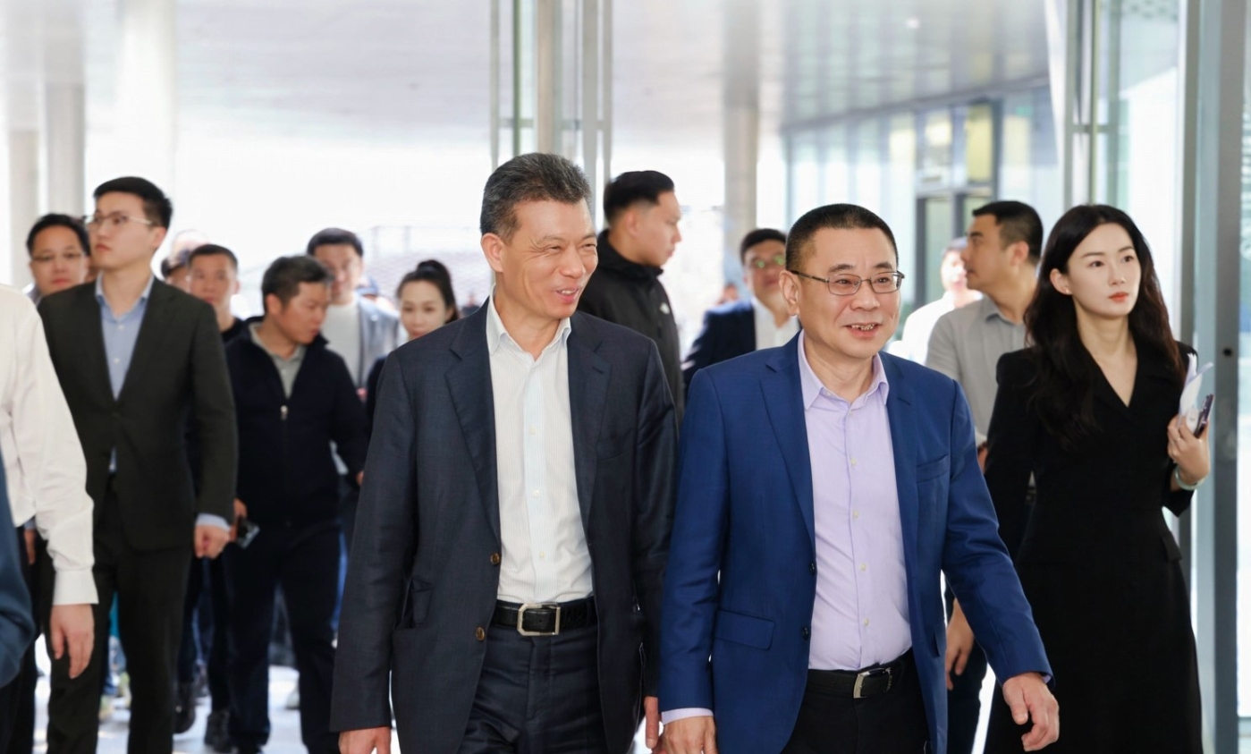 佳兆業(yè)集團(tuán)控股董事局主席、星島新聞集團(tuán)主席郭英成（左）與深圳市天?。瘓F(tuán)）股份有限公司總裁何云武（右）參觀玉塘文體中心。