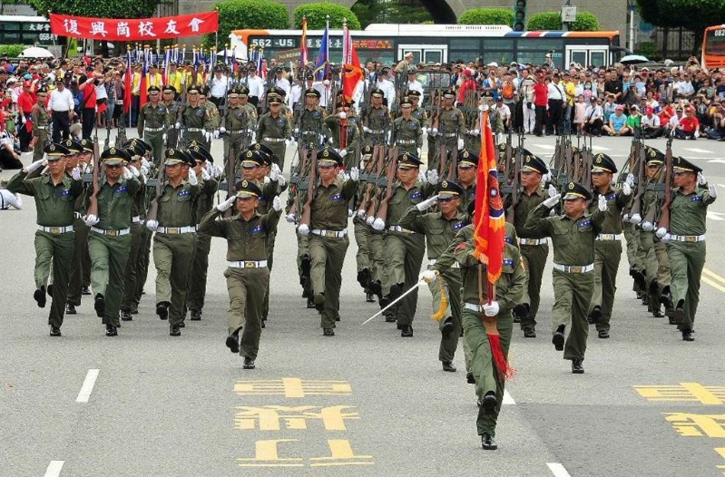 2016年，由陸軍官校專科班校友會組成的「中興連」踢正步，手中的步槍即為57步槍。（中時資料照／劉宗龍攝）