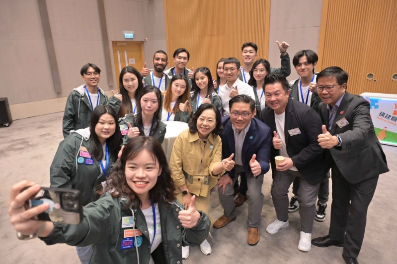 民青局局長(zhǎng)麥美娟(前排右四)、副局長(zhǎng)梁宏正(前排右三)與YDC青年大使2024代表及YDC見(jiàn)習(xí)青年大使合照。政府新聞處圖片