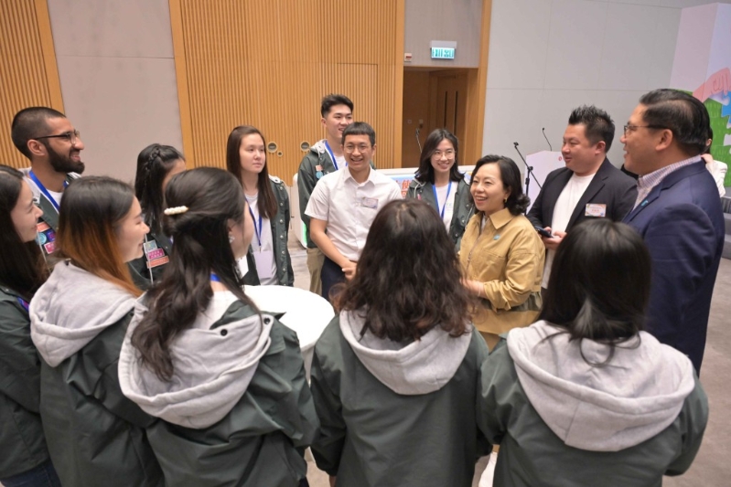 民青局局長(zhǎng)麥美娟(右三)、副局長(zhǎng)梁宏正(右一)及青年發(fā)展委員會(huì)副主席梁毓偉(右二)與YDC見(jiàn)習(xí)青年大使交流。政府新聞處圖片