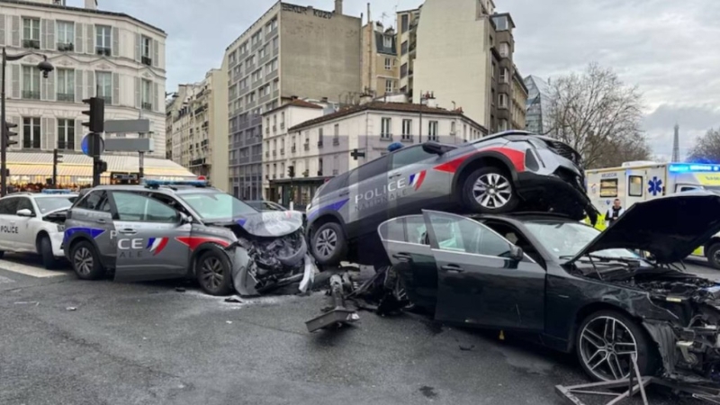 法國巴黎上演警車高速追逐戰(zhàn)。法國警察工會