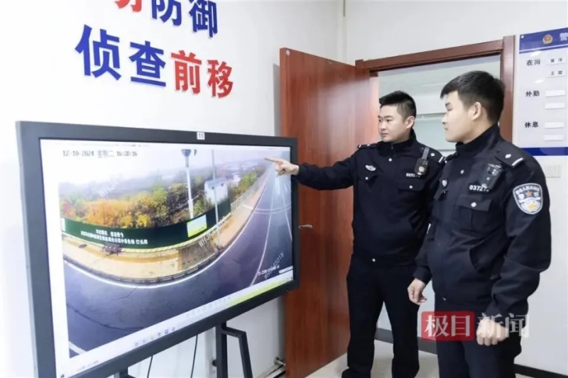 民警翻看2000小時(shí)閉路電視，鎖定4名疑犯。極目新聞