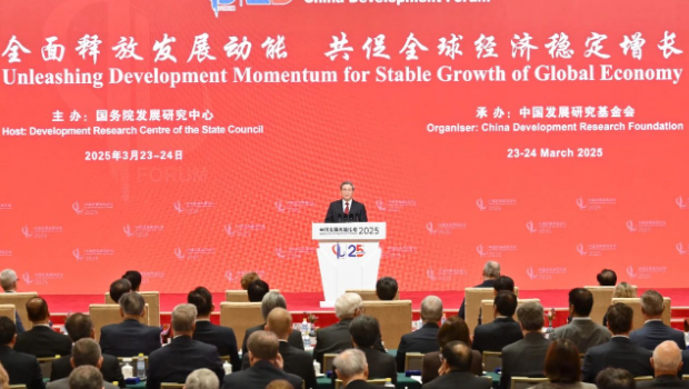 3月23日上午，國務(wù)院總理李強(qiáng)在北京出席中國發(fā)展高層論壇2025年年會(huì)開幕式并發(fā)表主旨演講。.jpg