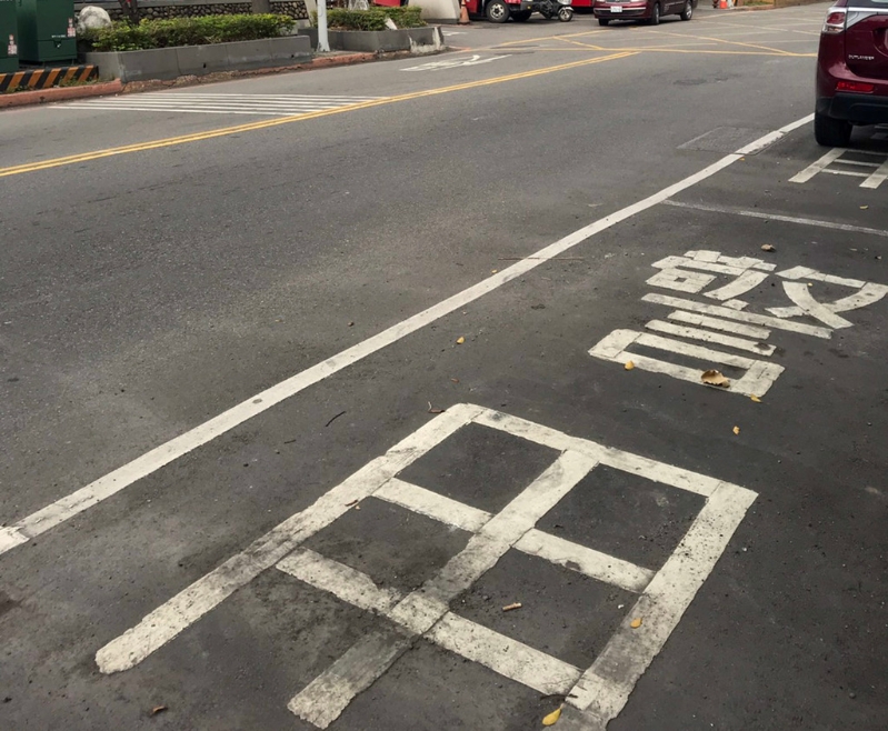 圖為警用停車格。