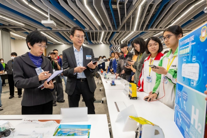 教育局署理副秘書長(zhǎng)（五）謝婉貞及機(jī)電工程署助理署長(zhǎng)氣體及一般法例王磊為“創(chuàng)意發(fā)明獎(jiǎng)”進(jìn)行評(píng)分。