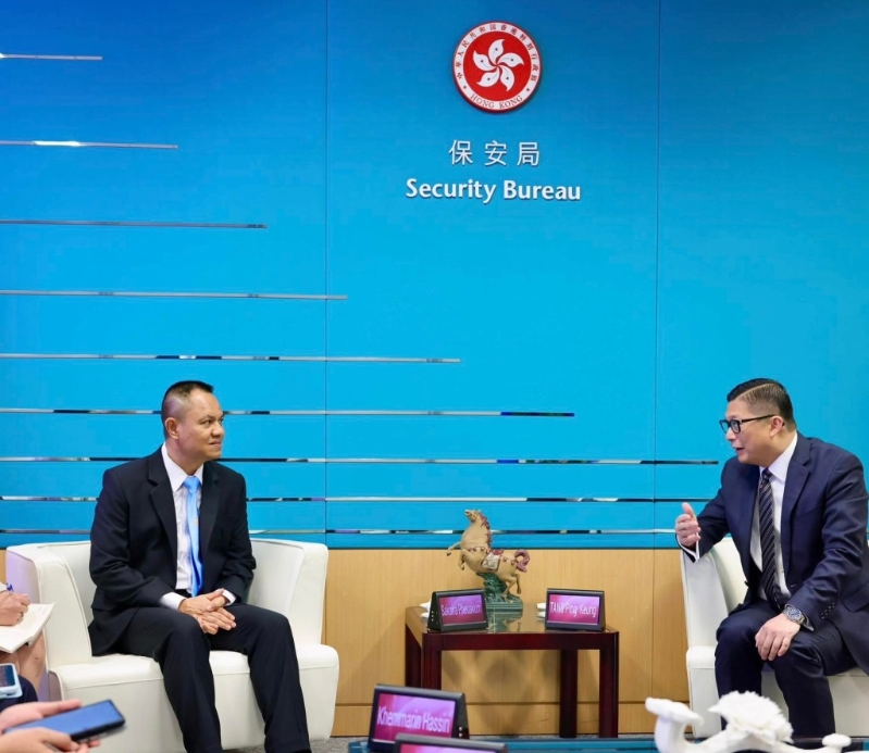 保安局局長鄧炳強（右）與到訪的泰國旅游警察局長（左）會面。 鄧炳強fb