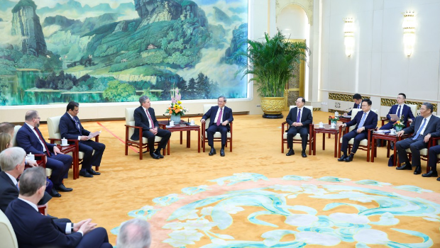 李強(qiáng)會(huì)見美國聯(lián)邦參議員戴安斯一行。