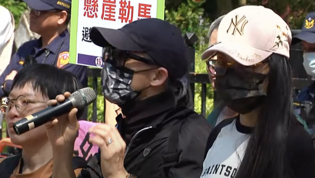 亞亞老公（左）首發(fā)聲