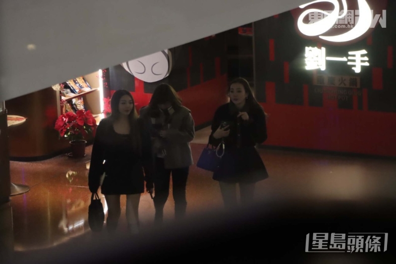 最新一期《東周刊》直擊李蘊與兩名閨蜜吃火鍋狂呻。(《東周刊》圖片)