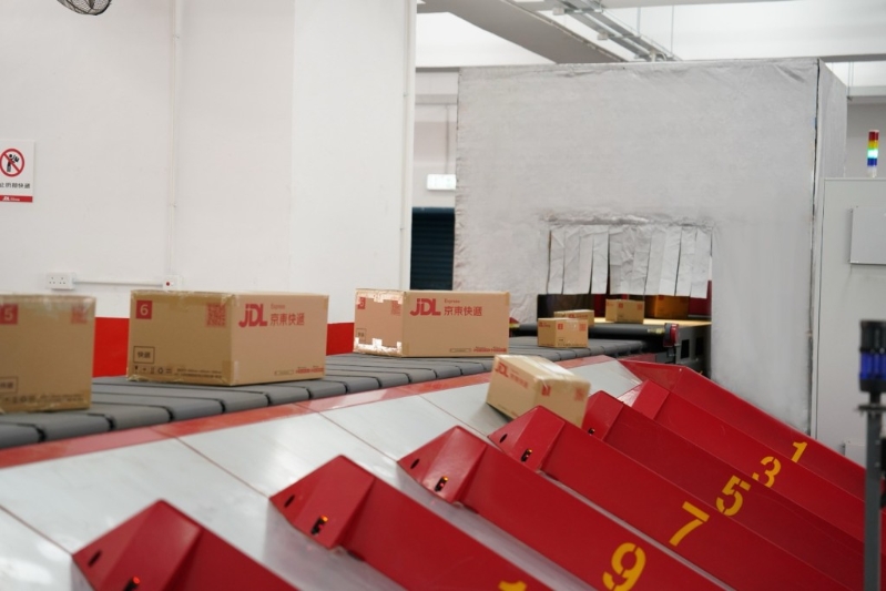 柴灣的京東快遞港島運(yùn)營中心本周一（24日）已正式投入營運(yùn)。