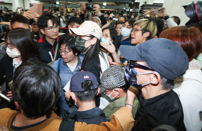 陸配網(wǎng)紅劉振亞「亞亞」（中戴白帽者）因公開宣傳武統(tǒng)，遭內(nèi)政部移民署廢止其依親居留許可，并要求她最遲需于25日深夜離境，否則將面臨強(qiáng)制遣返。25日晚間，亞亞與孩子及老公現(xiàn)身松山機(jī)場在航空公司柜臺辦理手續(xù)，將搭乘晚間20時45分廈門航空的班機(jī)前往福州。