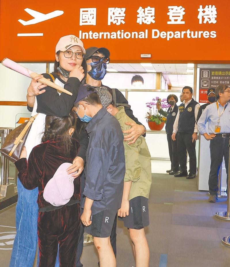 陸配劉振亞25日晚間從松山機(jī)場(chǎng)離臺(tái)，搭機(jī)前與丈夫及小孩依依不舍擁抱。