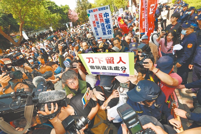 陸配劉振亞遭令限期離境，她與臺(tái)灣國(guó)際家庭互助協(xié)會(huì)25日白天至內(nèi)政部抗議，要求撤銷處分，一度遭支持驅(qū)離群眾包圍大喊「滾回去」。