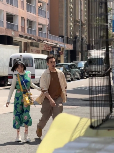 有內(nèi)地網(wǎng)民因不認(rèn)識與陳豪同框的譚凱琪，誤會(huì)已婚的陳豪被拍到遭一名女子扶實(shí)過馬路。