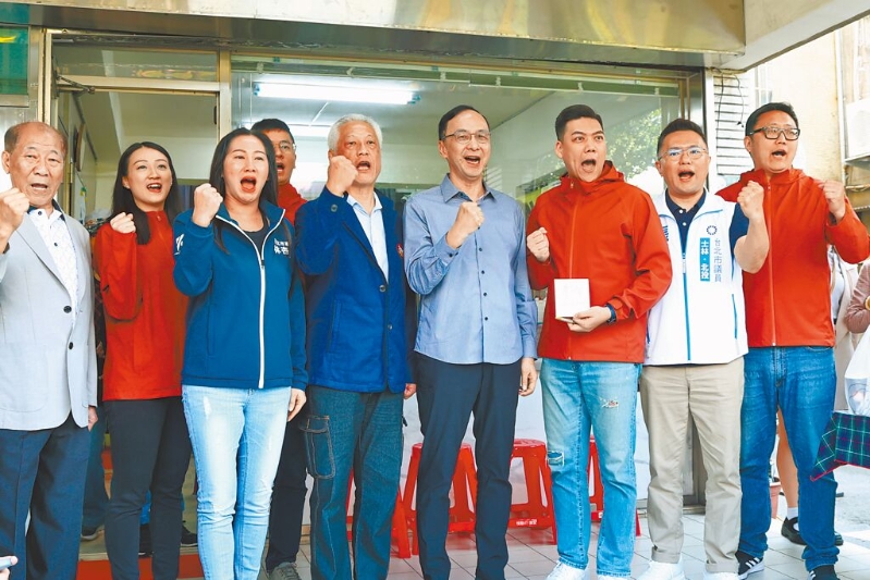 大罷免潮續(xù)燒，國民黨主席朱立倫（右四）25日出席民團「地動刪瑤」成立罷瑤總部活動，擔任罷瑤總部的首日志工?！傅貏觿h瑤」召集人賴苡任（右三）表示，這幾天不少民眾關心第二階段何時啟動。