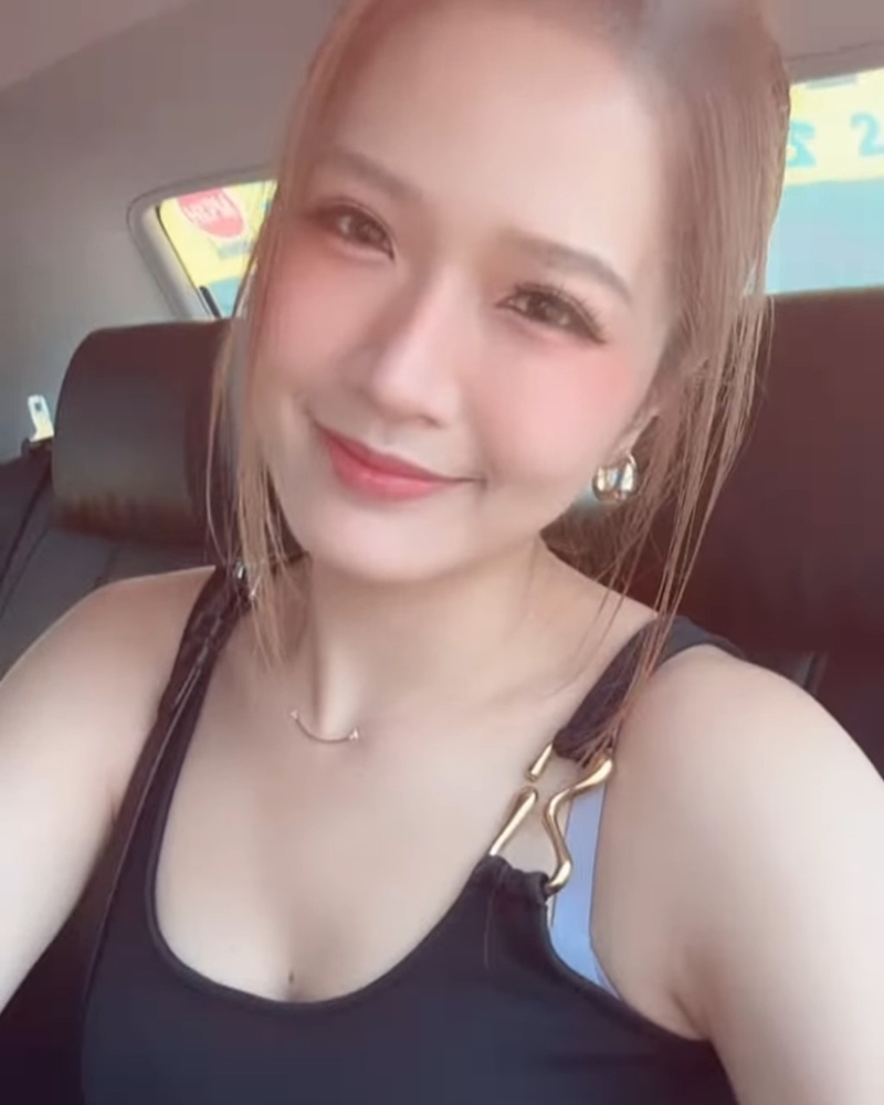 梁敏巧上載一條身處車廂內(nèi)的自拍影片，微微高角度自拍，曝露了胸前的痣。