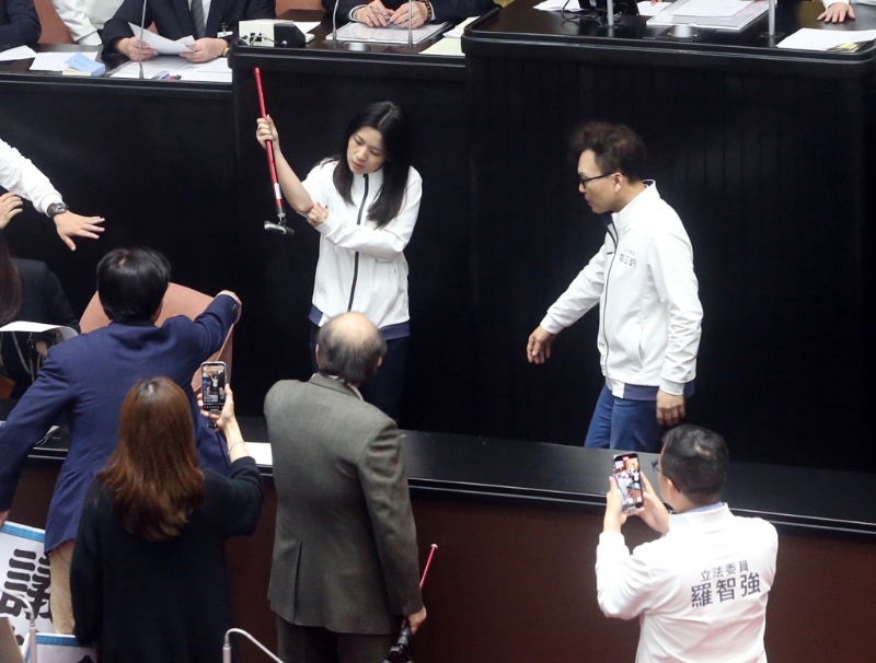 柯建銘（前中）