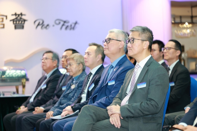 警務(wù)處處長(zhǎng)蕭澤頤(右)聯(lián)同「顧問小組」成員出席委任儀式，見證第二屆「科技罪案警政顧問小組」正式成立。