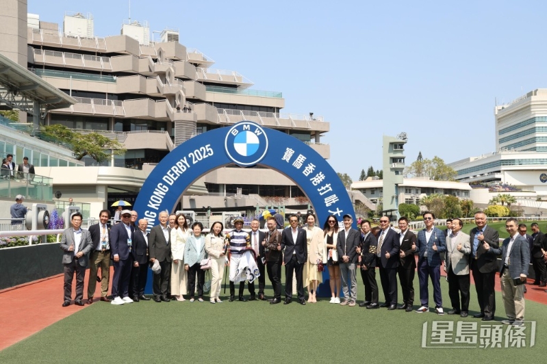 李嘉慧（右九）日前與老公任偉成（右八）拉頭馬。