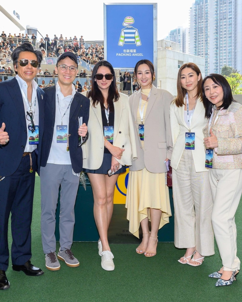 李嘉慧（左三）穿上西裝外套，內(nèi)搭短裙曬出超長美腿。