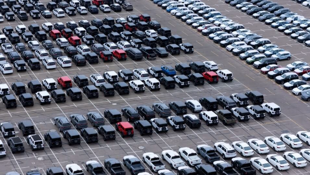 美國加州轉運港口的汽車。