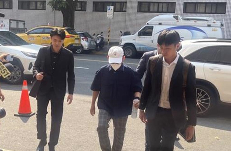 黃子佼(圖中) 黃子佼(圖中)