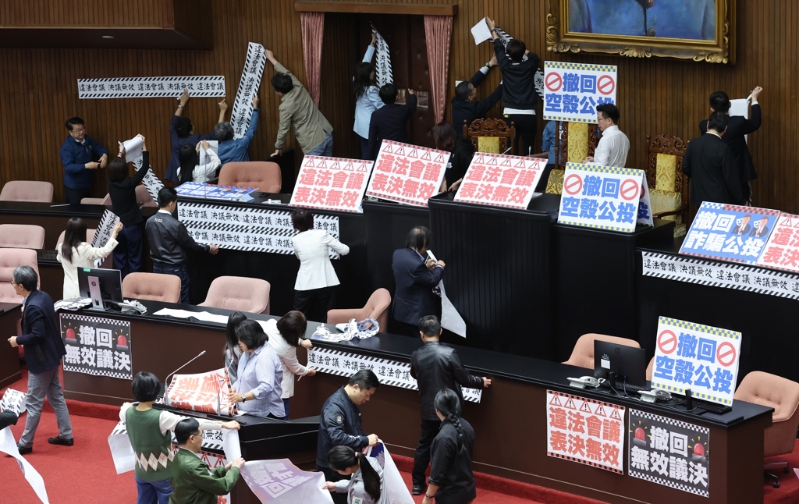 民進(jìn)黨“立委”28日一早自行撕開議場(chǎng)大門上的封條后，沖進(jìn)議場(chǎng)占領(lǐng)主席臺(tái)，布置各式標(biāo)語，要求先協(xié)商再開會(huì)。