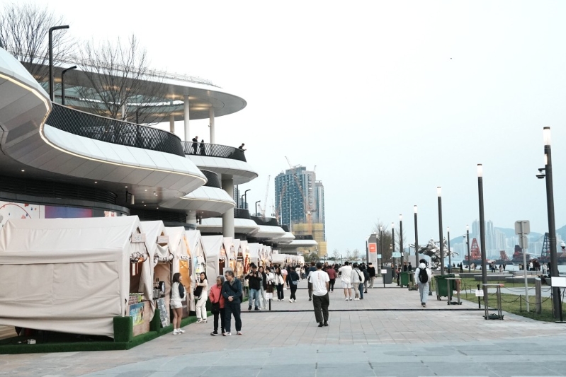 「啟德美食海灣嘉年華」即日起至4月27日期間，每逢周五至周日、及公眾假期期間，于啟德主場館旁海濱位置的美食海灣舉行。