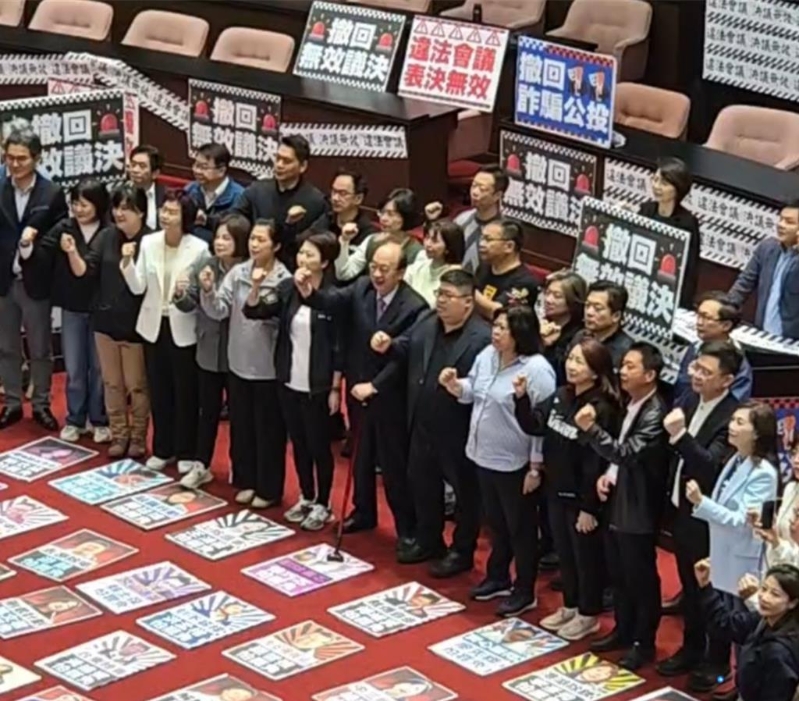 民進(jìn)黨今日一早就進(jìn)入議場占領(lǐng)主席臺，試圖阻擋今日確認(rèn)議事錄。
