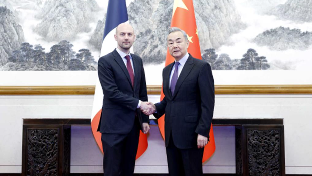 王毅27日在北京與法國(guó)外長(zhǎng)巴霍舉行會(huì)談。