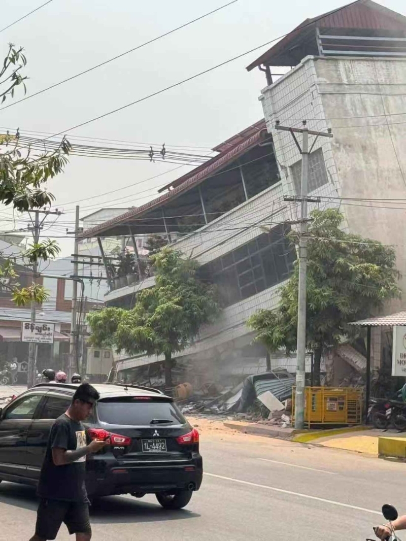 在緬甸曼德勒省拍攝的地震后受損的建筑。 新華社