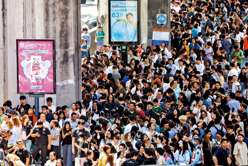 曼谷昨日震感強(qiáng)烈，大批民眾實(shí)時跑到街上暫避。