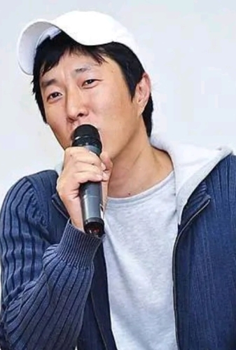 《Real》原本由李政燮執(zhí)導，但后來被指因“創(chuàng)作理念分歧”而被換掉。