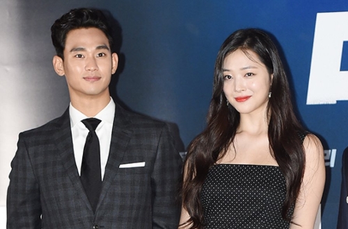 金秀賢被指于2017年拍攝《Real》時，與執(zhí)導該片的表哥李沙朗，哄騙雪莉 (Sulli)拍床戲。