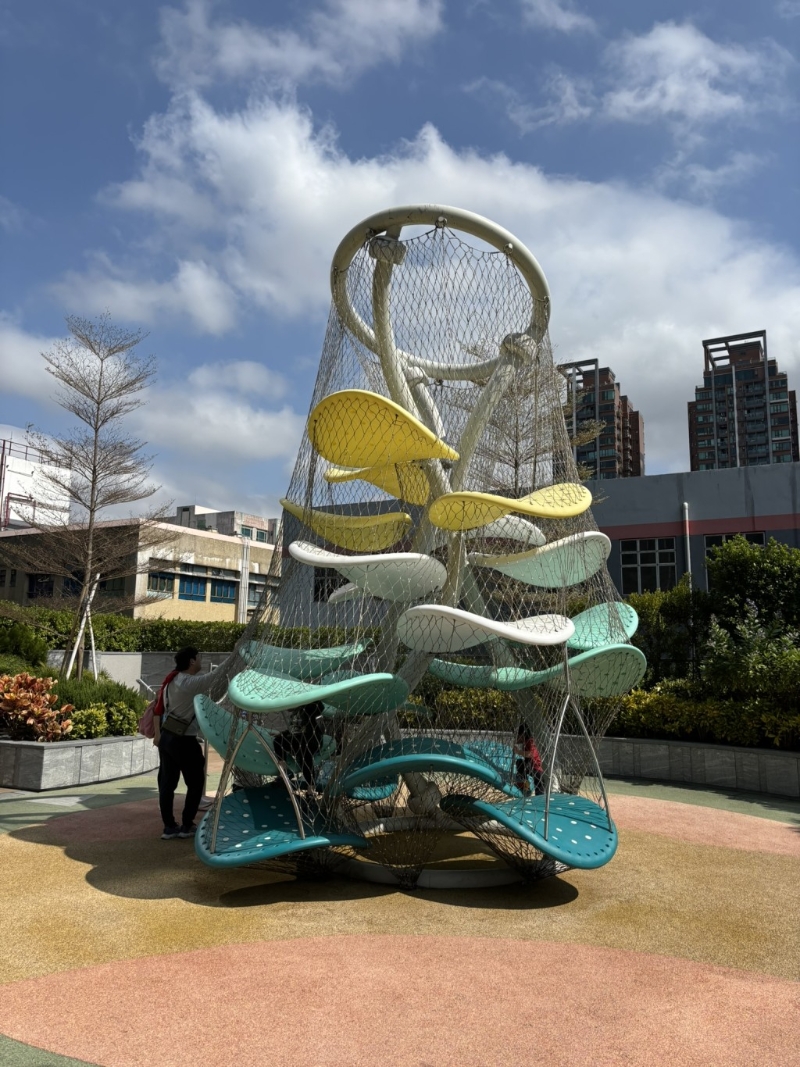 別少看這個(gè)層層塔，爬到最高需要一定的膽量和技巧。（圖片來(lái)源：《親子王》）