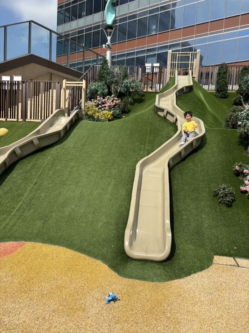 舒泰花園的滑梯有長(zhǎng)短兩條，中途輕微轉(zhuǎn)變方向，吸引小朋友玩完再玩。（圖片來(lái)源：《親子王》）