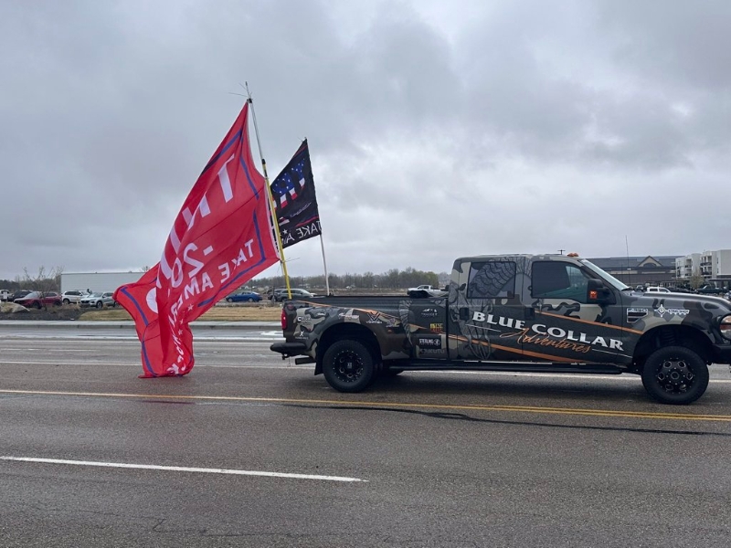 愛達(dá)荷州梅里迪恩鎮(zhèn)是特朗普支持者居多的地方，當(dāng)反馬斯克的抗議活動(dòng)發(fā)生之際，特朗普支持者舉著MAGA大旗開車經(jīng)過(guò)，引發(fā)抗議者的沖撞。X