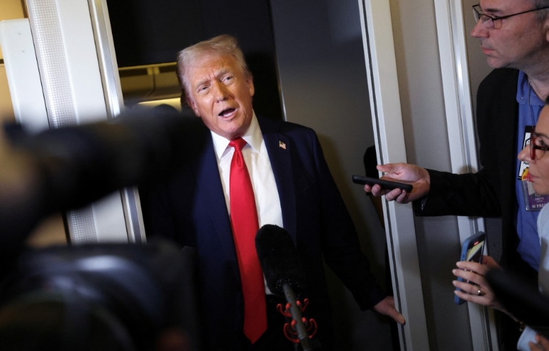 特朗普在總統(tǒng)專機(jī)空軍一號(hào)機(jī)上向媒體表示，對(duì)等關(guān)稅鎖定所有國(guó)家。 路透社