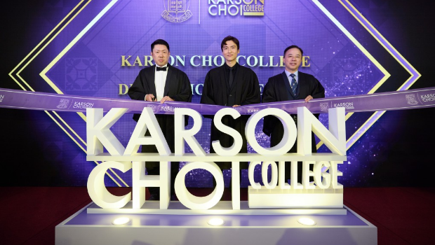 港大為感謝蔡加讚（中）慷慨捐助，于學(xué)院禮堂舉行銘謝禮，港大校長(zhǎng)張翔（右）及院長(zhǎng)孔繁毅（左）一同主禮。