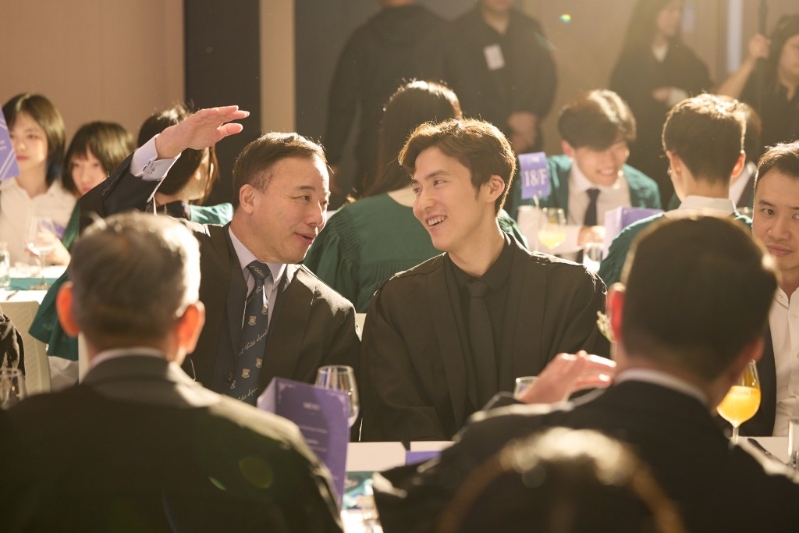 銘謝禮后，學(xué)院特別舉辦高桌晚宴。蔡加讚與張翔言談甚歡。