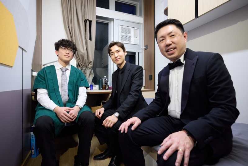 蔡加讚（中）及孔繁毅（右）到宿舍了解學(xué)生住宿環(huán)境。