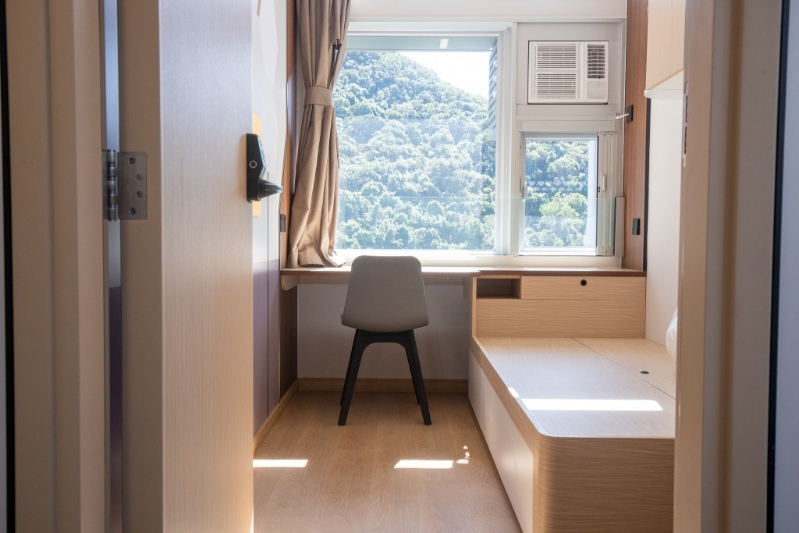 學(xué)院為本地及海外本科生提供300個(gè)宿位，并設(shè)單人宿位。