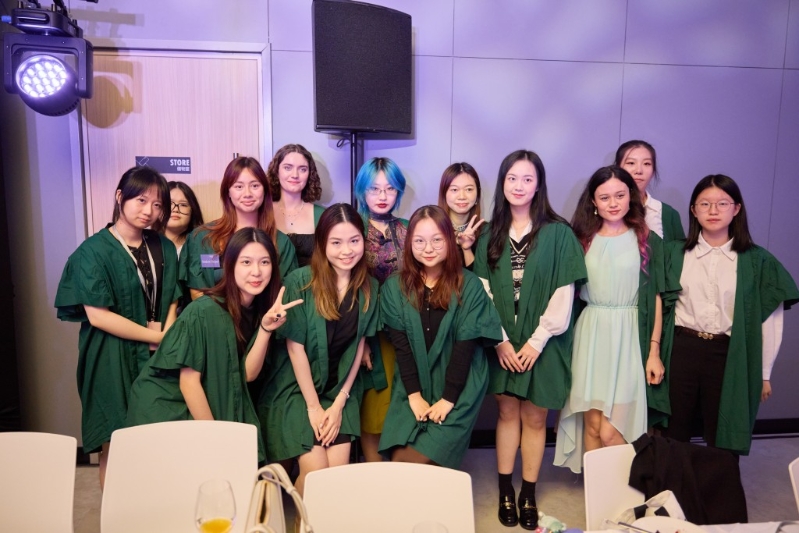 典禮后學(xué)院特別舉辦高桌晚宴，本地及海外生共聚一堂。