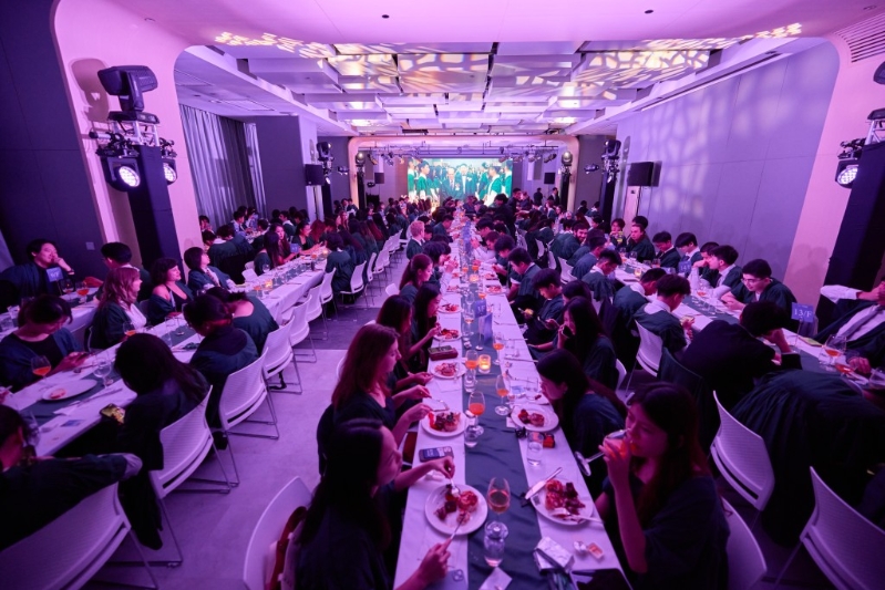 典禮后學(xué)院特別舉辦高桌晚宴，座無(wú)虛席。