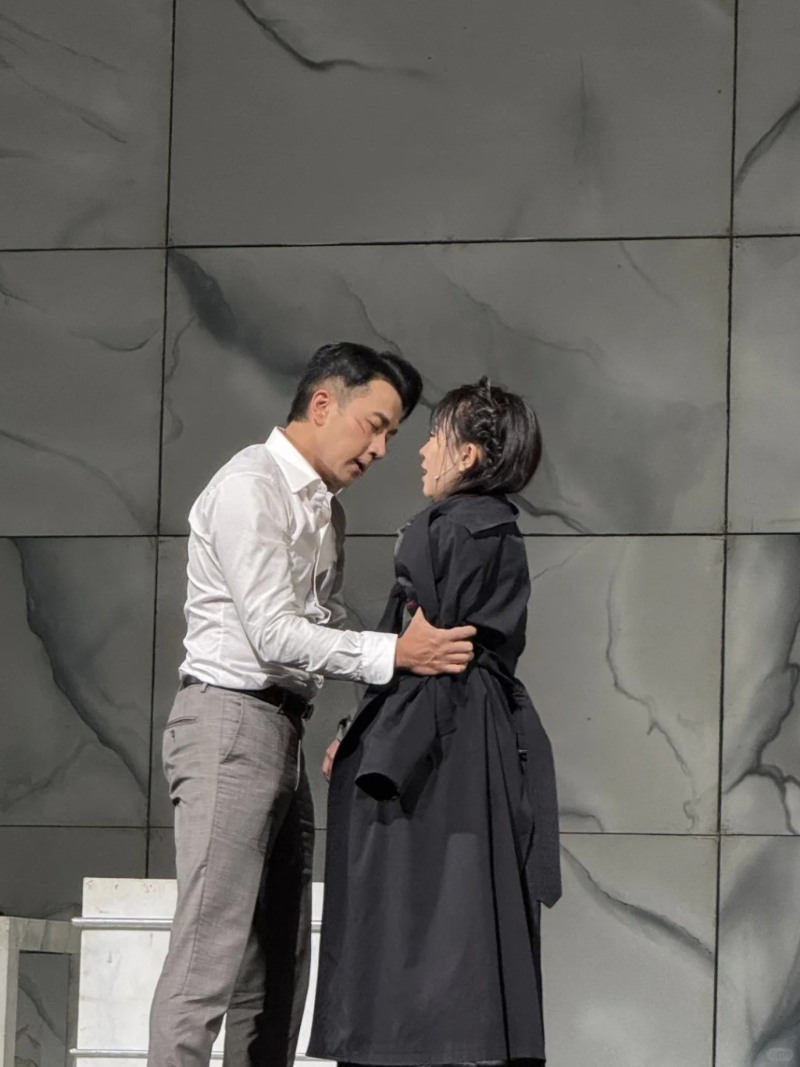 昨日（30日），有網(wǎng)民在小紅書上曬出多張劉愷威與一名女子互動親密的照片及影片，讓不少網(wǎng)民猜測他是否迎來新戀情。