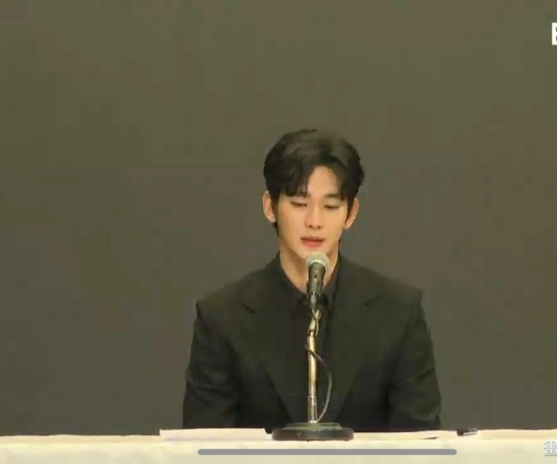 金秀賢聲淚俱下痛批對方造假對話紀(jì)錄，將他形容成殺人犯，讓他不安又害怕，整場記者會(huì)他哭了將近30分鐘。