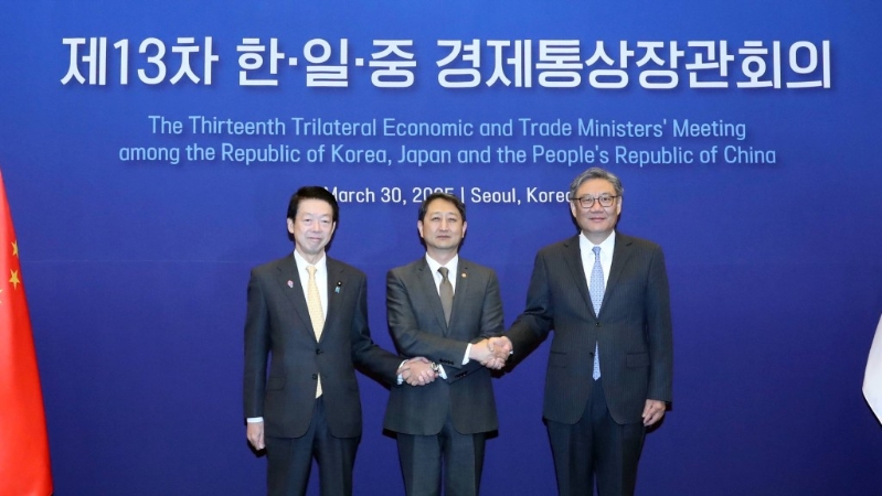 中國商務(wù)部部長王文濤（右）與韓國產(chǎn)業(yè)通商資源部長官安德根（中）、日本經(jīng)濟(jì)產(chǎn)業(yè)大臣武藤容治在第13次中日韓經(jīng)貿(mào)部長會議。 新華社