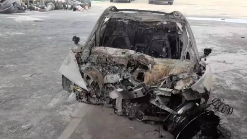 據(jù)報(bào)肇事車輛燒成廢鐵。 微博@填鴨式教育受害者