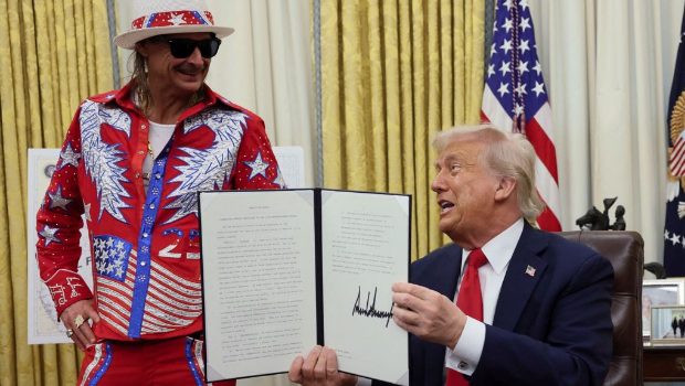 美國總統(tǒng)特朗普3月31日在搖滾嘻哈歌手“搖滾小子”（Kid Rock）見證下，于白宮橢圓形辦公室簽署了打擊黃牛的行政命令。