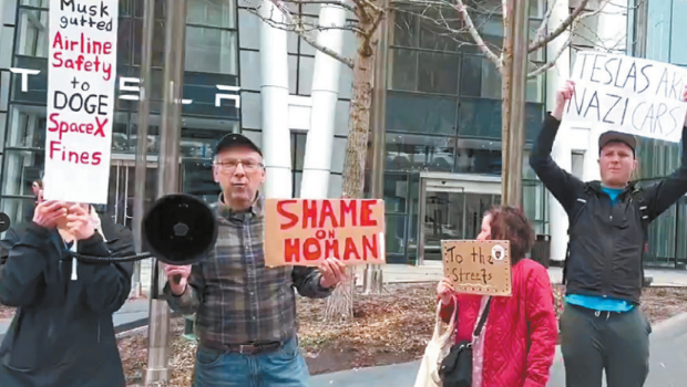 一位抗議者的標(biāo)語(yǔ)寫(xiě)有：特斯拉是納粹車(chē)。